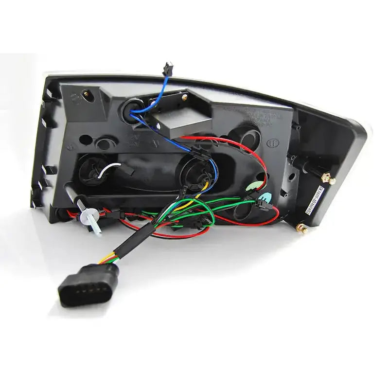 Baklykter Audi A6 C6 Sedan bakside med synlige ledninger, kontakt og monteringsdetaljer.