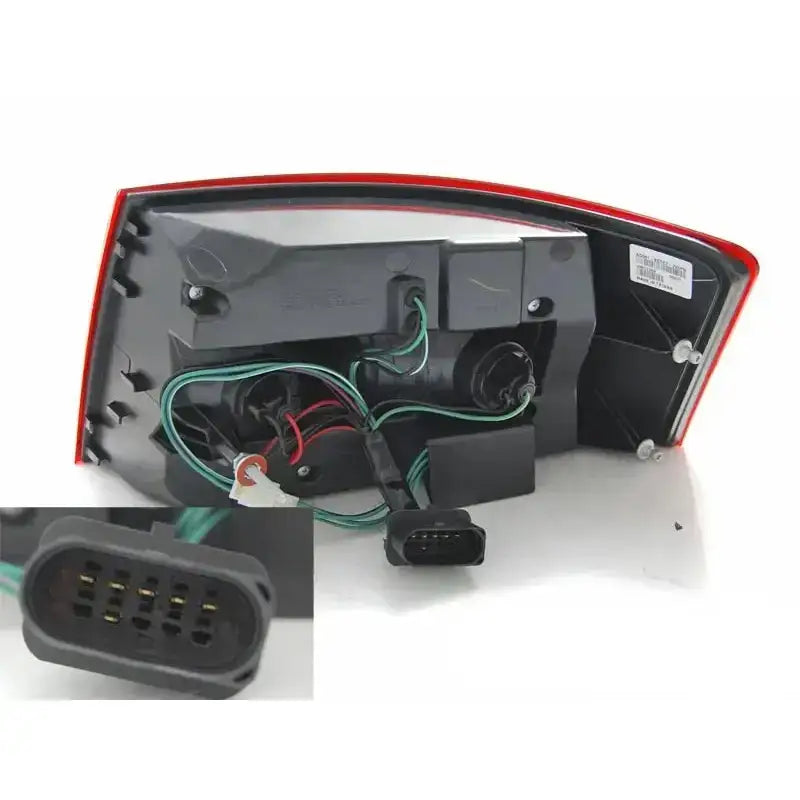 Baklamper Audi A6 C6 bakside med synlige ledninger og detaljbilde av 6-PIN tilkoblingskontakt.