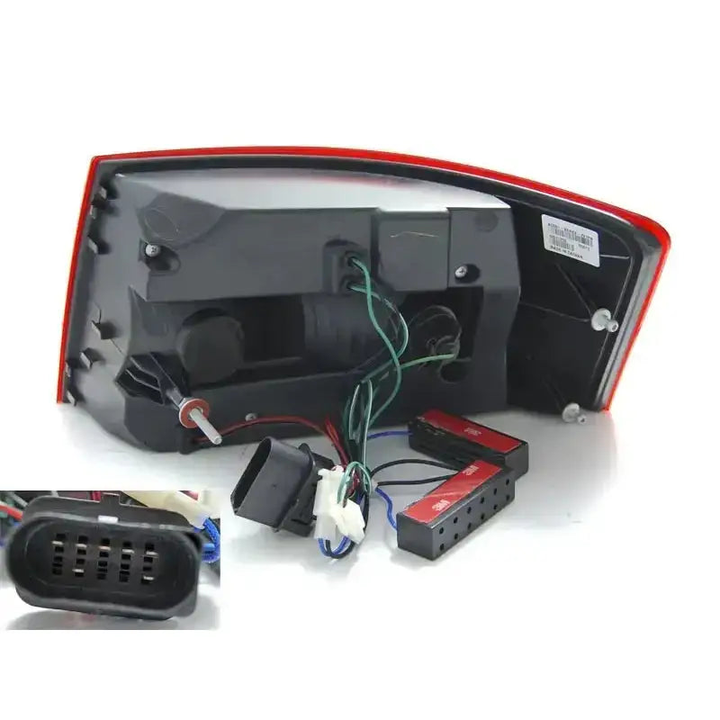 Baklamper Audi A6 C6 bakside med synlige ledninger og nærbilde av sort elektrisk kontakt.