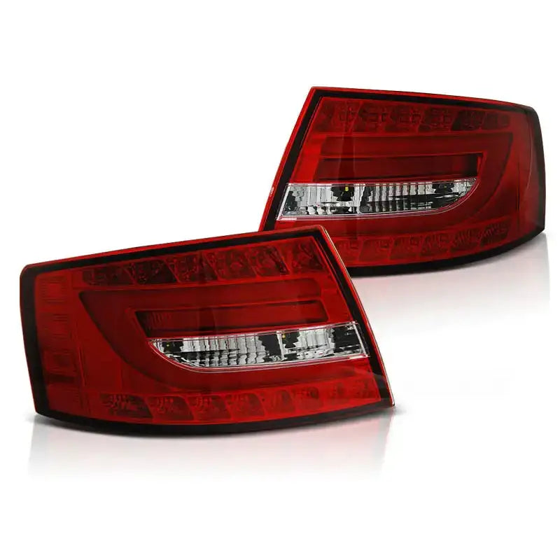 Baklykter Audi A6 C6 Sedan LED 7PIN i rød og hvit plast, detaljert vinkel på hvit bakgrunn.