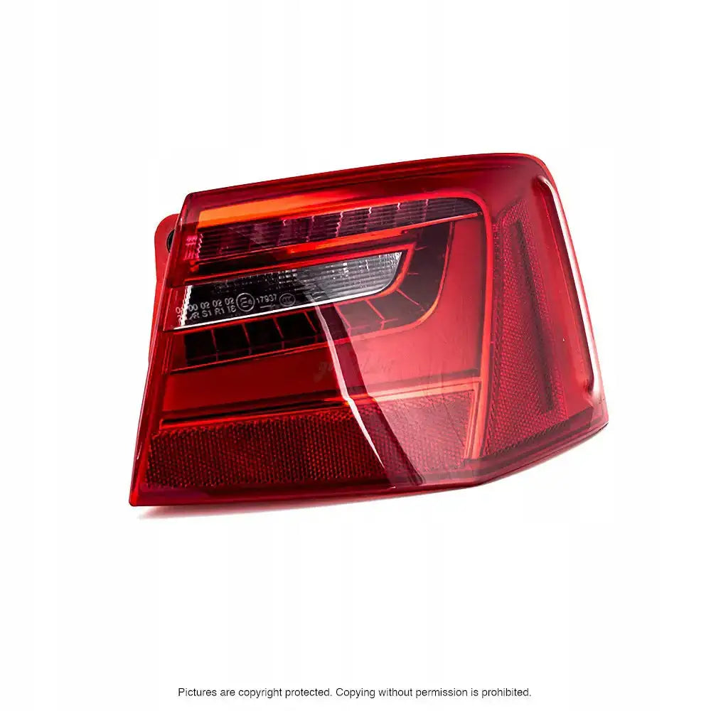Baklykt Audi A6(C7) 10-15 W16W sett fra skrå vinkel med rødt plast og synlig refleksfelt.