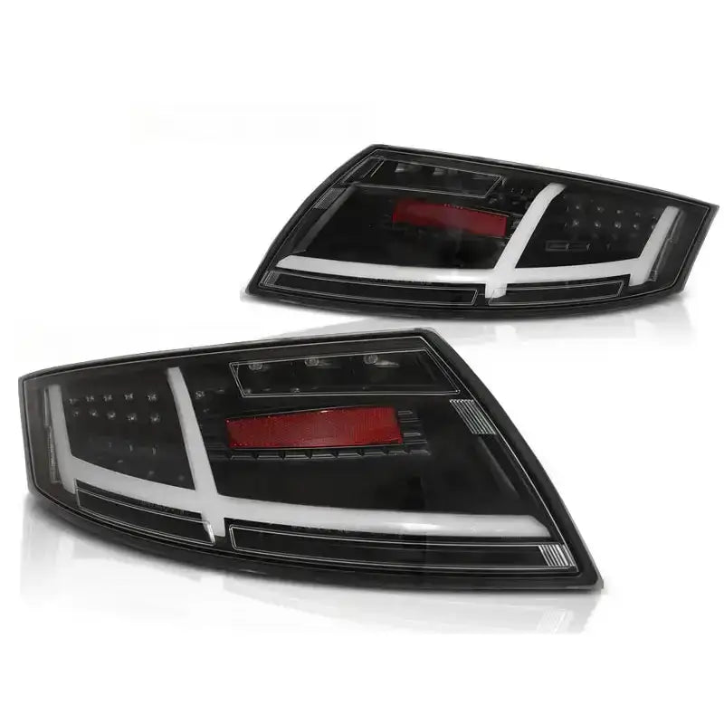 Baklykt Audi TT Black Led Bar med hvite LED-striper og røde felt, sett skrått ovenfra.