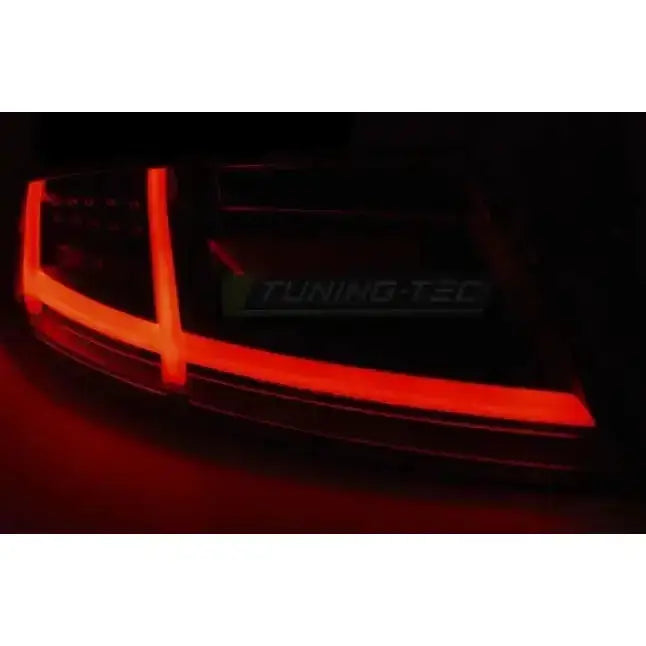 Baklys Audi TT Black Led Bar med rød LED-belysning, sett fra siden i mørket.