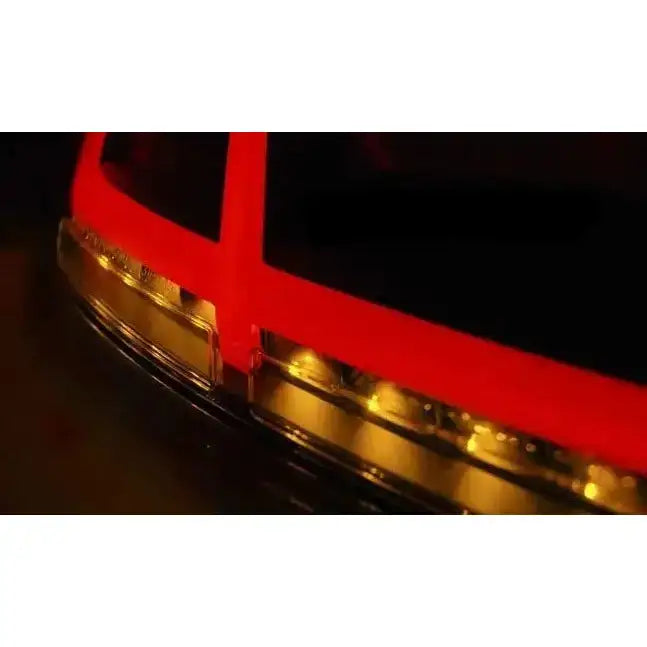 Baklykt Audi TT Black Led Bar med rød og gul LED-belysning, nærbilde av lyselementer.