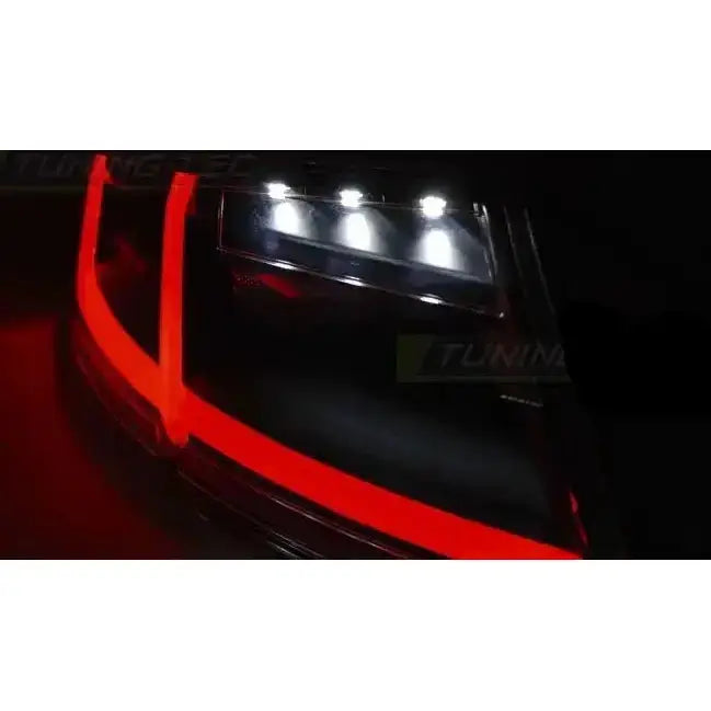 Baklys Audi TT Black Led Bar med røde LED-lys og hvite diodelys, fotografert i mørket.