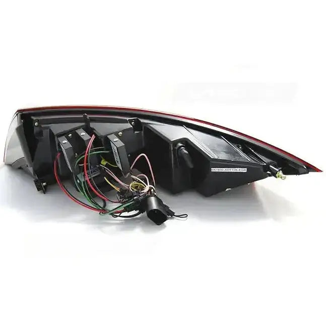 Baklamper Audi TT Black Led Bar bakside med synlige ledninger og koblinger, svart plast og røde detaljer.