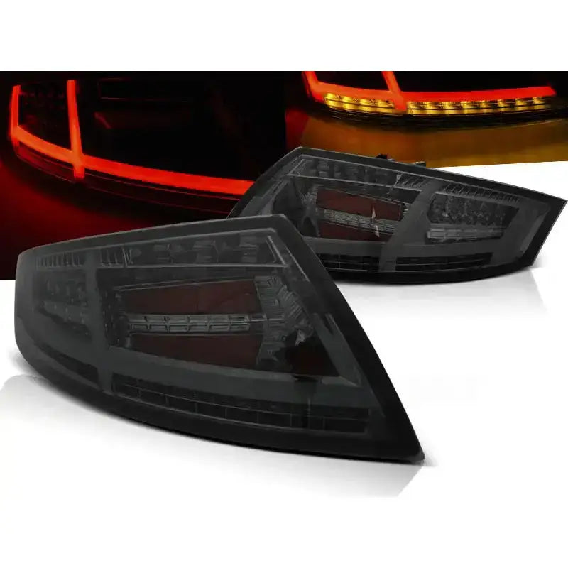 Baklykter Audi TT 04.06-02.14 Smoke LED Bar med røde og oransje LED-lys, sett fra skrå vinkel.