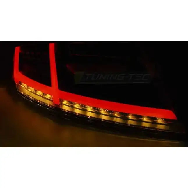 Baklykter Audi TT 04.06-02.14 med rød og gul LED-belysning, nærbilde mot sort bakgrunn.