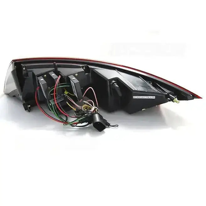 Baklamper Audi TT 04.06-02.14 sett bakfra med synlige ledninger og tilkoblingspunkter.