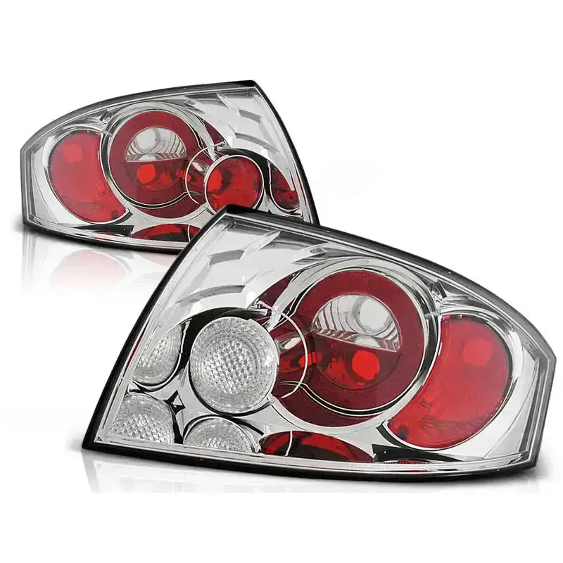Baklykter Audi TT 99-06 Chrome med runde lysfelt og kromdetaljer, vist fra skrå forside.