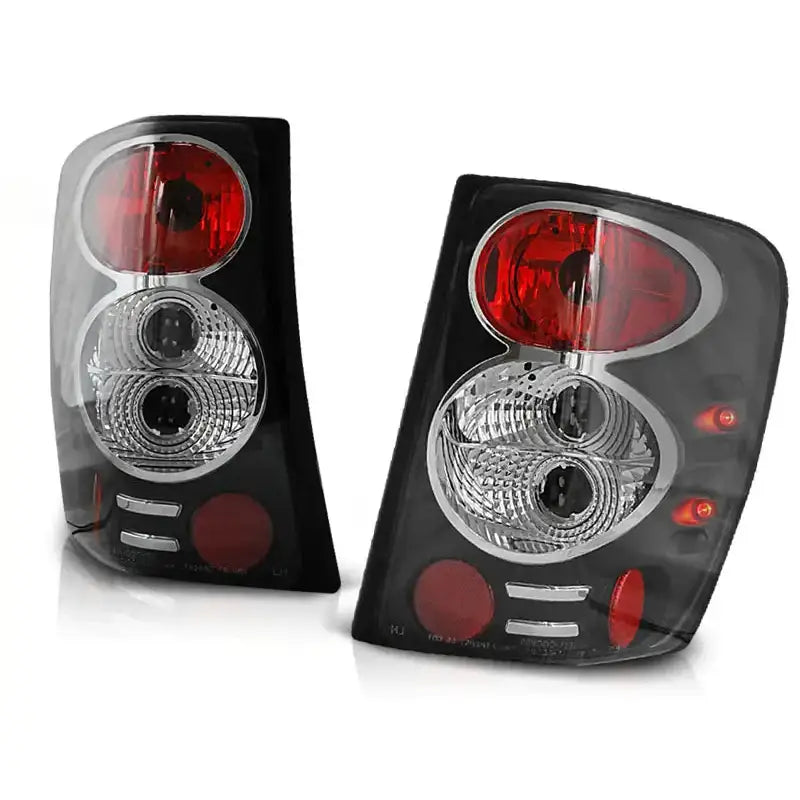 Baklykter Black Jeep Grand Cherokee 99-05 med klart og rødt glass, synlige refleksdetaljer og sirkulære lysfelt.