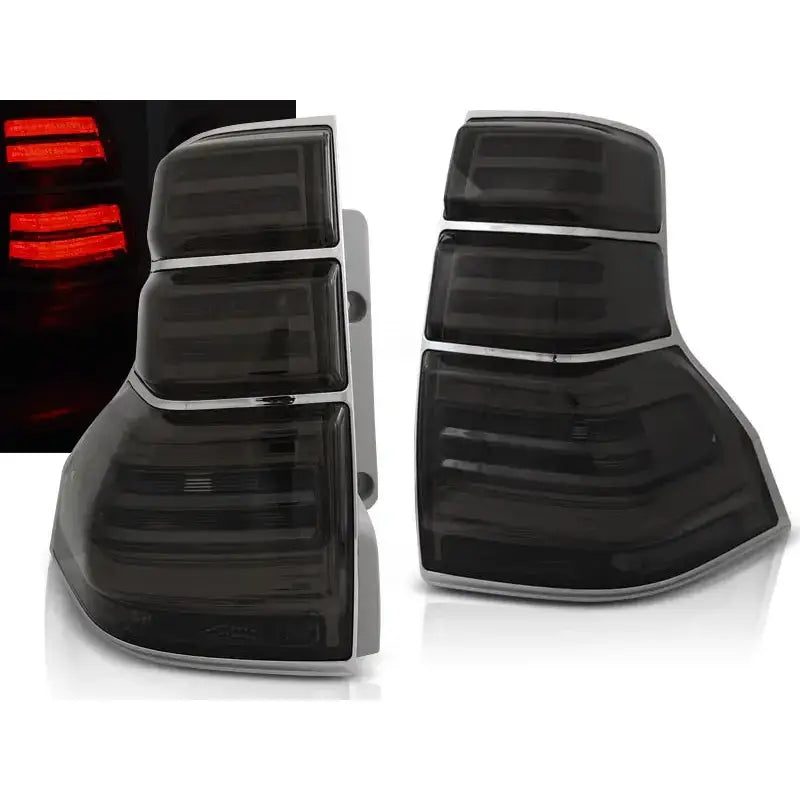 Baklykter Black Toyota Land Cruiser 150 09-13 med sotet plast og røde lysstriper, skrå forside.
