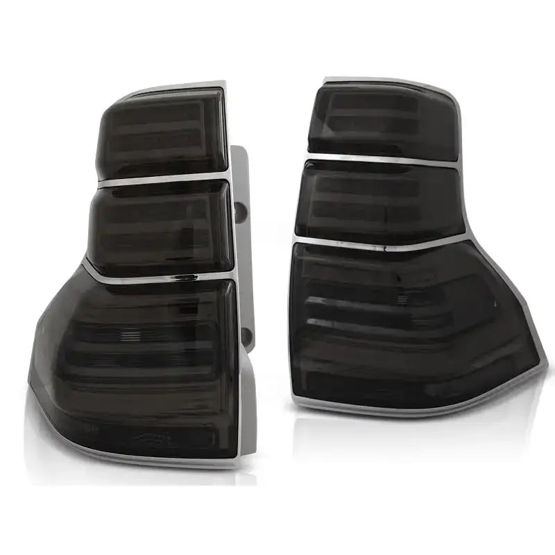 Baklykt Black Toyota Land Cruiser 150 med mørktonet plast og blanke detaljer, sett fra skrå vinkel.