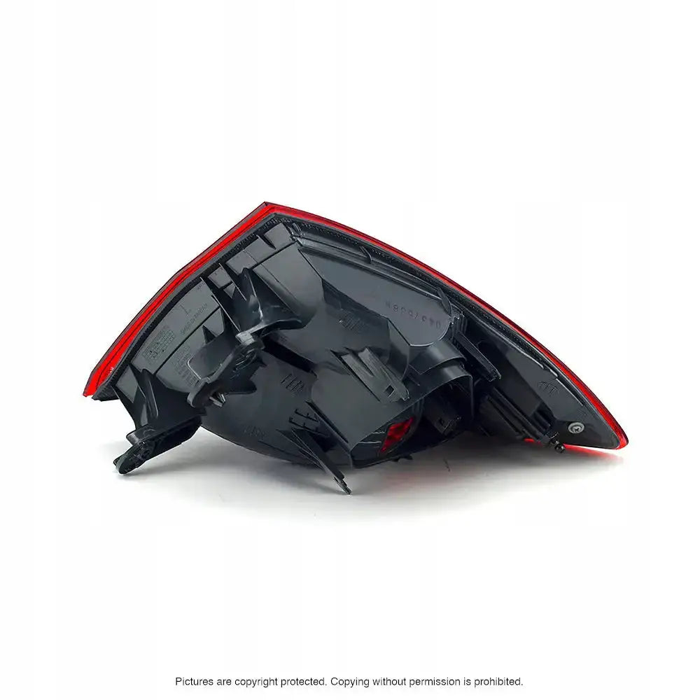 Baklykter Bmw 3 F30 LED bakside med røde kanter og synlige festepunkter sett fra skrå vinkel.