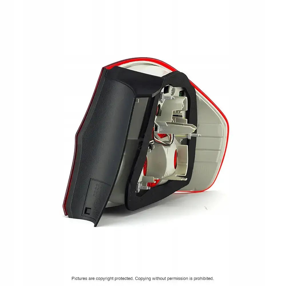 Baklys Bmw 3-Serie E90 LED bakside med kontakter og innfesting, nærbilde fra skrå vinkel.