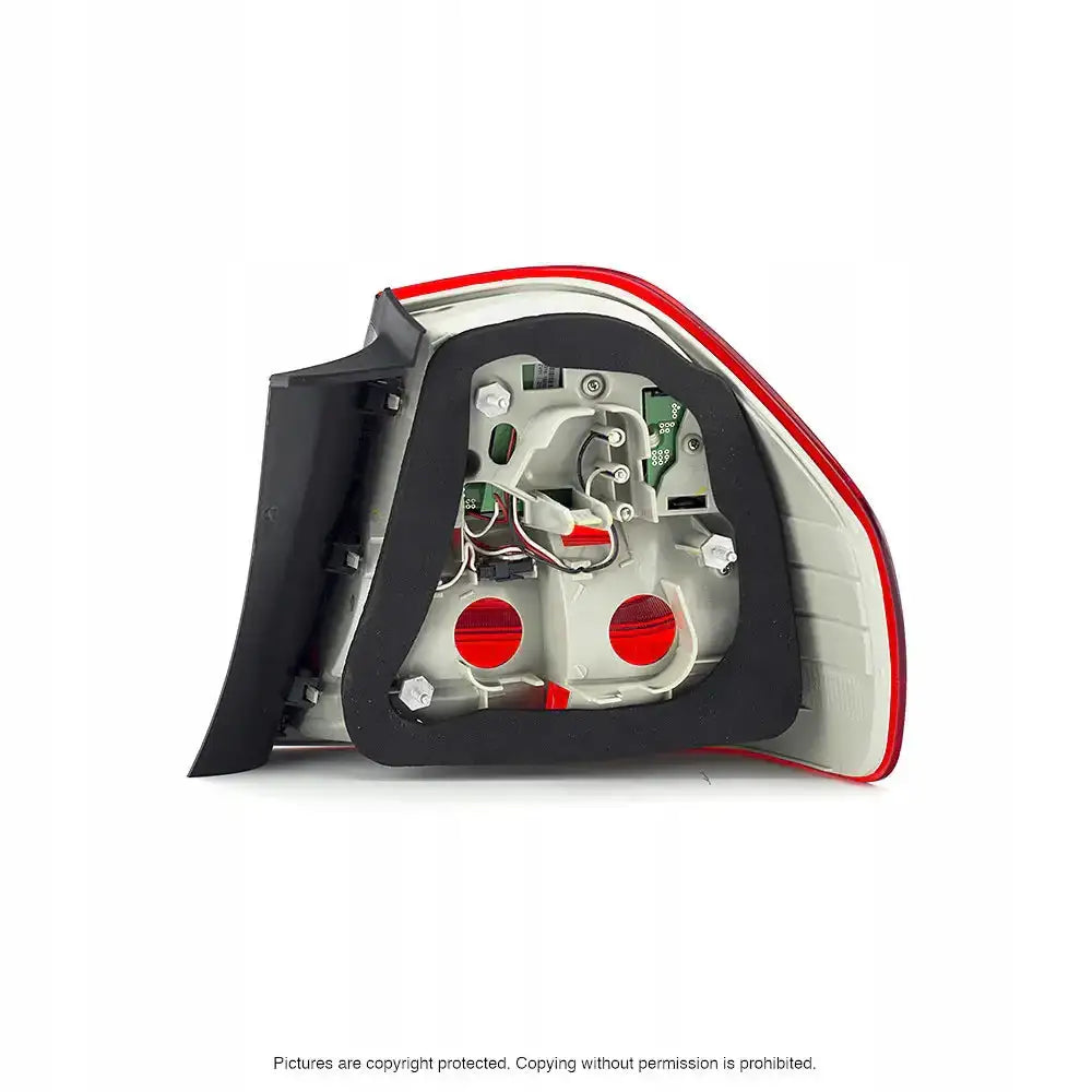 Baklamper Bmw 3-Serie E90 LED bakside med synlige elektriske komponenter og festebolter.