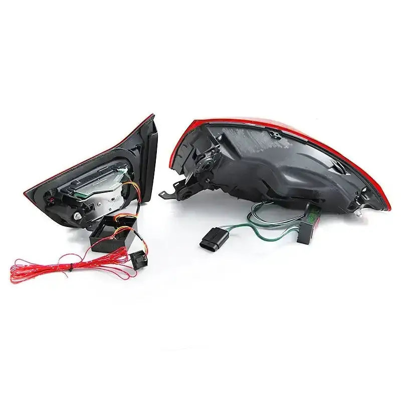 Baklamper BMW 4 Serie 13-16 Red Smoke LED sett fra baksiden med ledninger og plugger synlige.