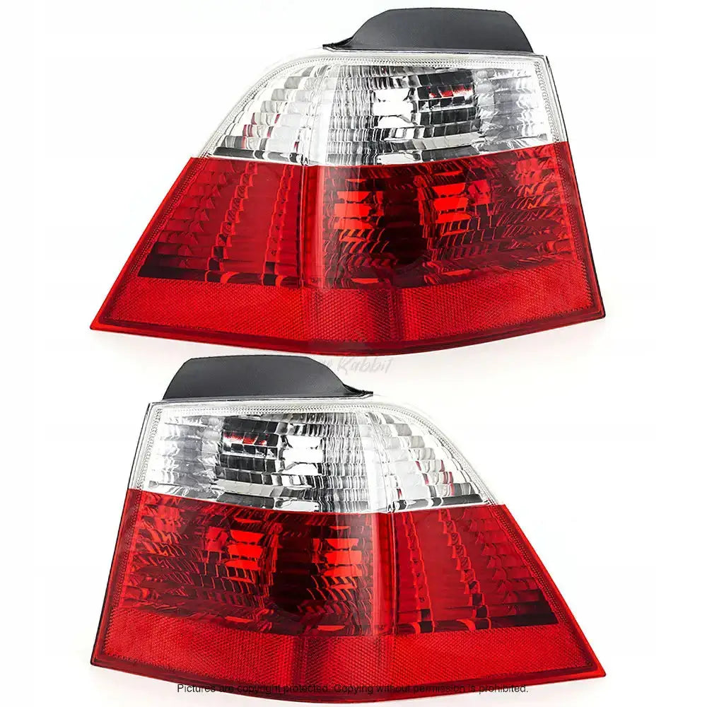 Baklykter Bmw 5 Serie E61 07-10 Touring, to baklykter i rød og klar plast fra skrå vinkel.