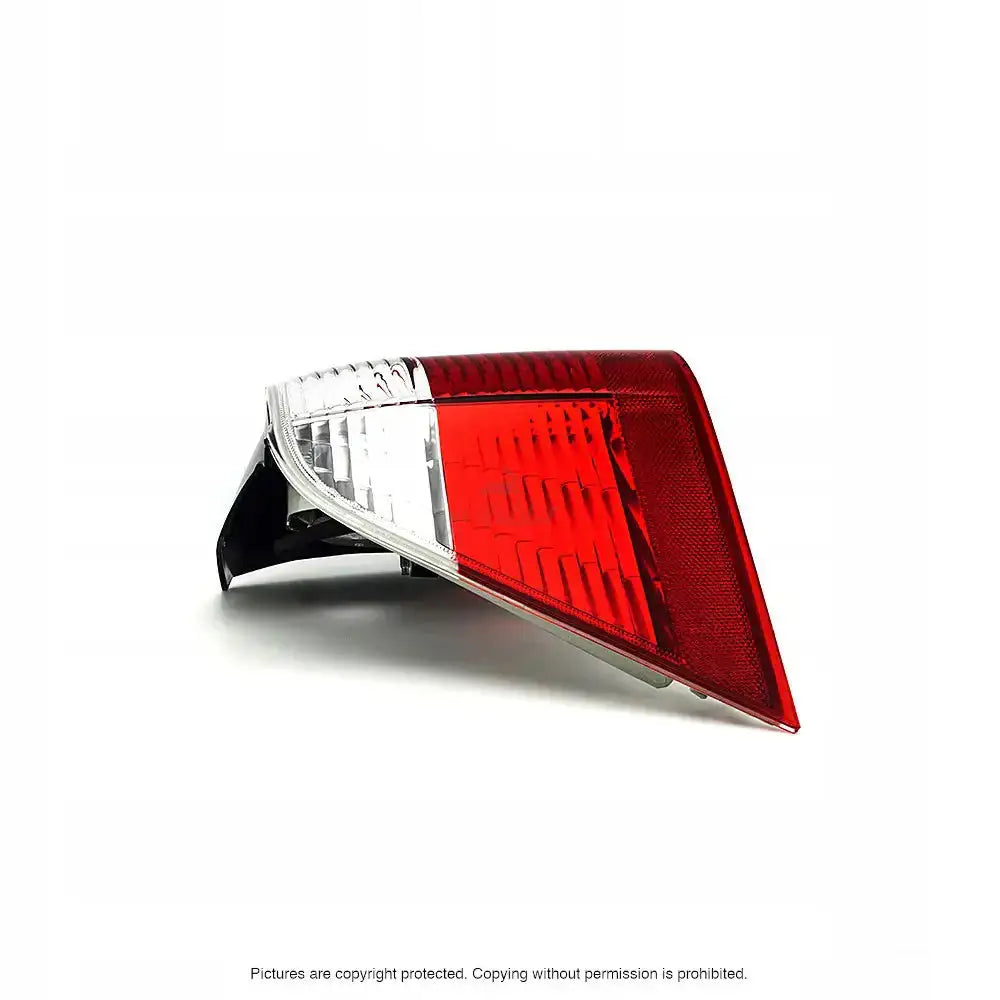 Baklykt Bmw 5 Serie E61 07-10 Touring med rød og klar linse sett fra skrå bakside mot venstre.