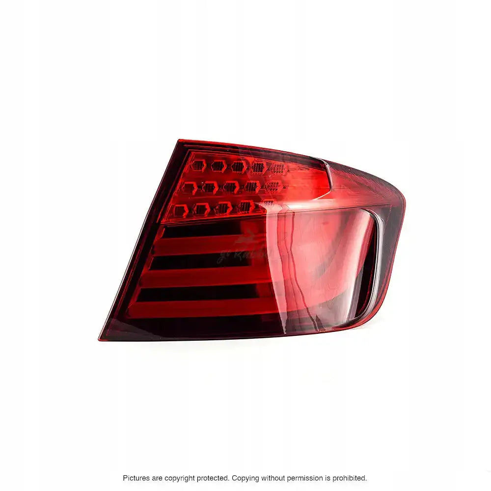 Baklykt BMW 5-serie F10 LED med rødt plastdeksel, klart felt og synlige horisontale LED-striper.