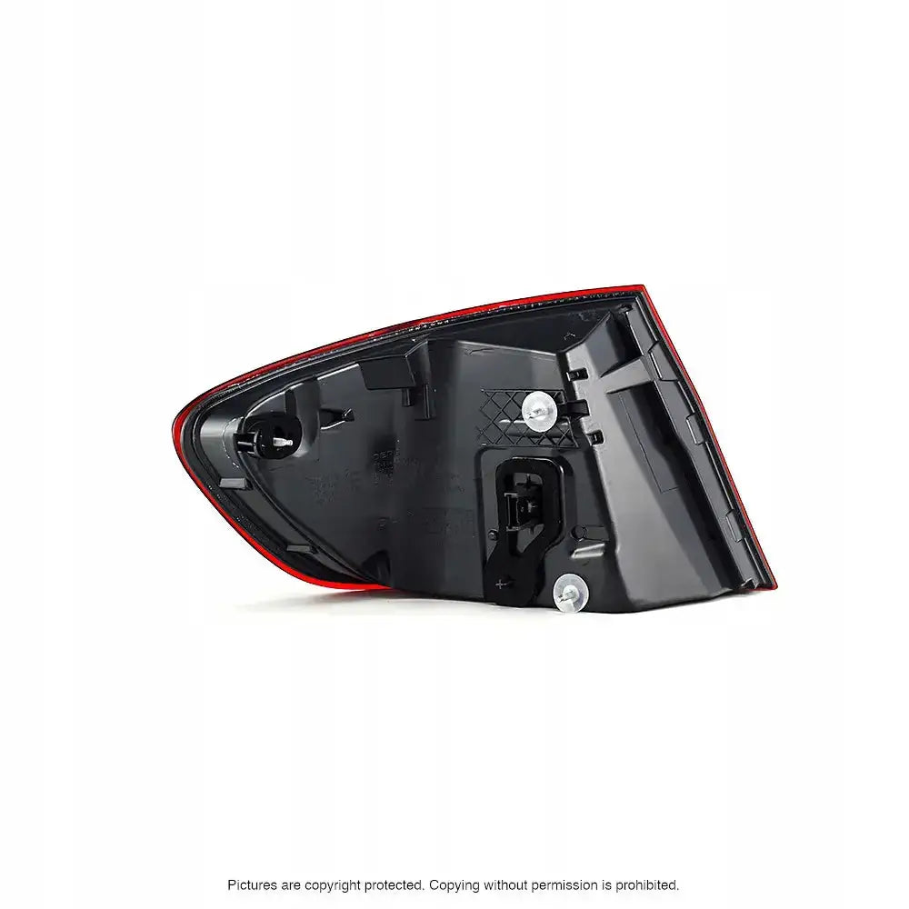 Baklykter Bmw 5-serie F10 LED vist fra innsiden med synlige festepunkter og tilkoblinger.