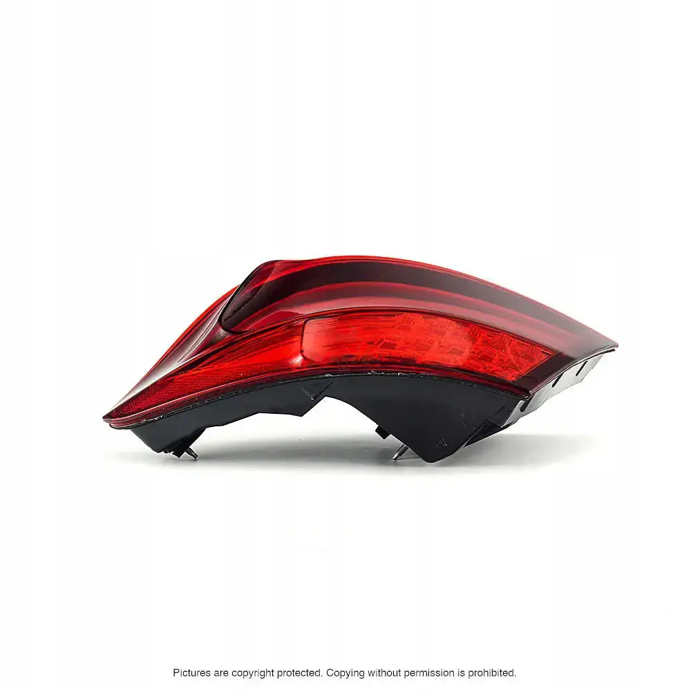 Baklykt Bmw 5-serie F10 LED, rød plast med buet form og svart base, avbildet fra siden.