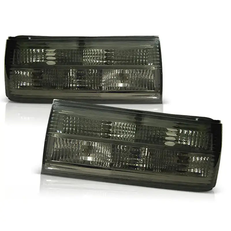 Baklykter Bmw E30 09.87-10.90 i sotet plast, sett forfra med synlige linjer og reflektorer.