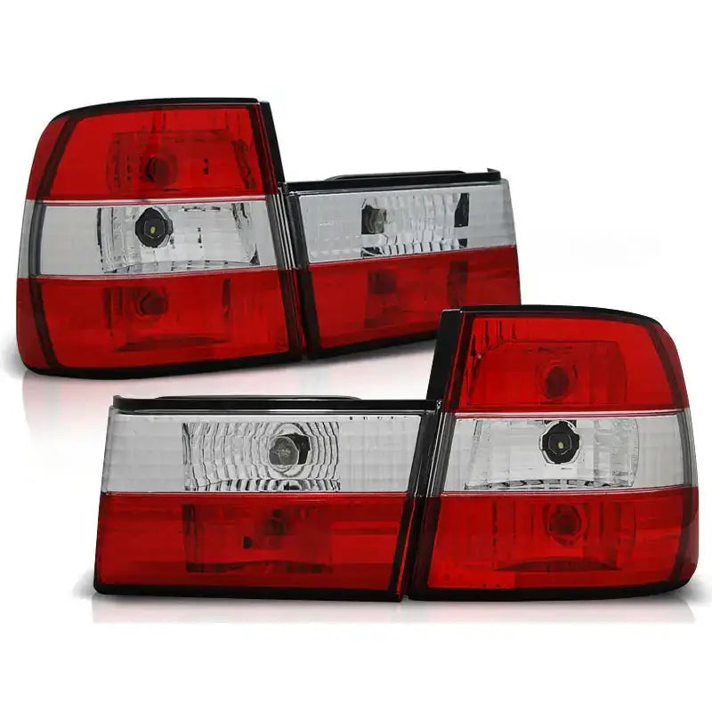 Baklykter Bmw E34 02.88-12.95 i klar plast med røde og hvite felt, sett fra skrå vinkel.