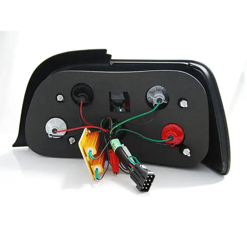 Baklamper Bmw E36 LED bakside med synlige ledninger, pærer og elektriske koblinger.
