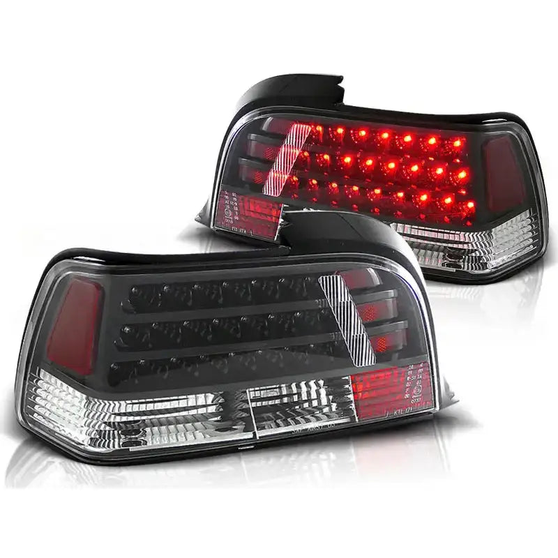 Baklykter Bmw E36 Coupe Black Led, to rektangulære lykter hvor én lyser rødt, sett fra skrå vinkel.