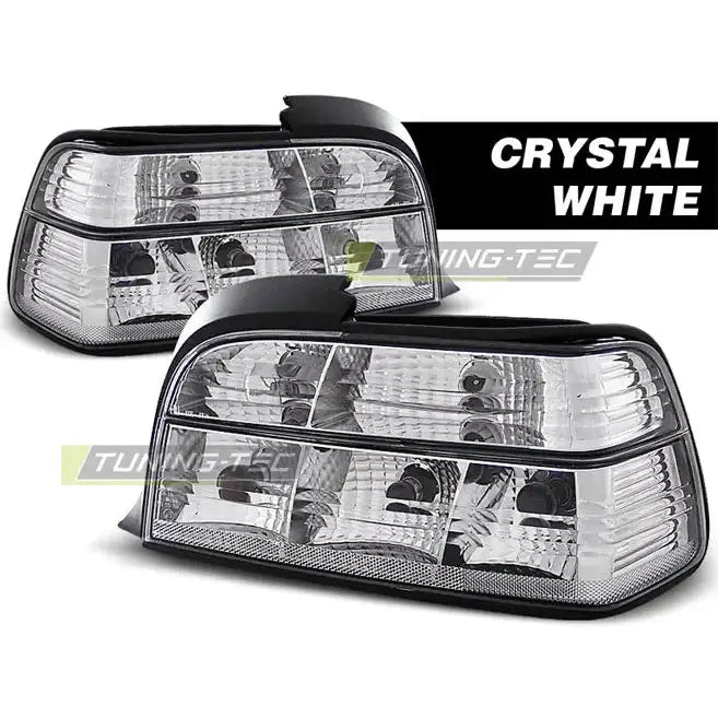 Baklykt Bmw E36 Coupe Crystal White med klart glass og sorte detaljer, vist i vinkel.