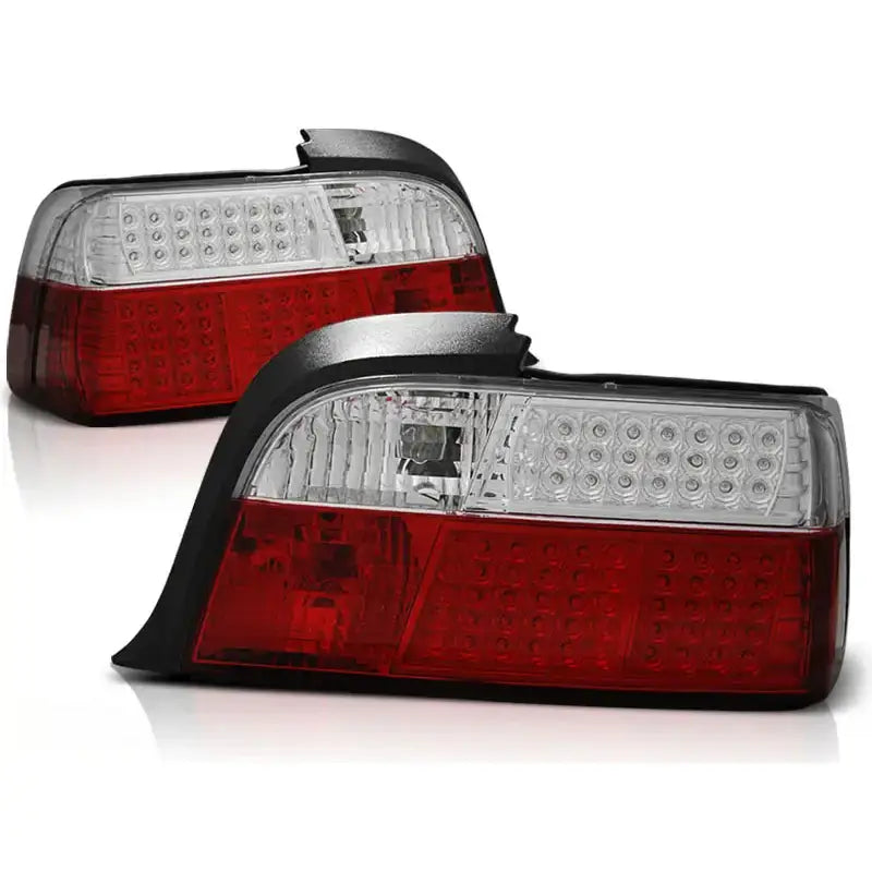 Baklykt Bmw E36 Coupe Red White LED sett fra skrå vinkel med synlige LED-pærer.