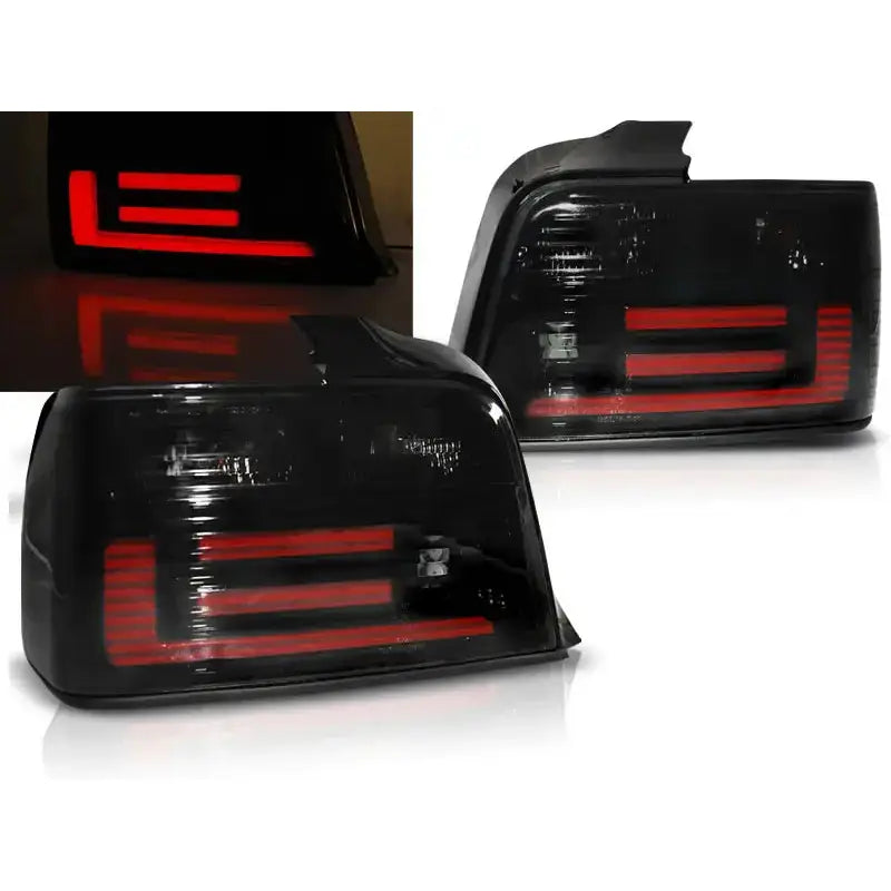 Baklykter Bmw E36 Sedan Smoke Bar LED med røde LED-striper i vinkel, avbildet fra skrå vinkel.