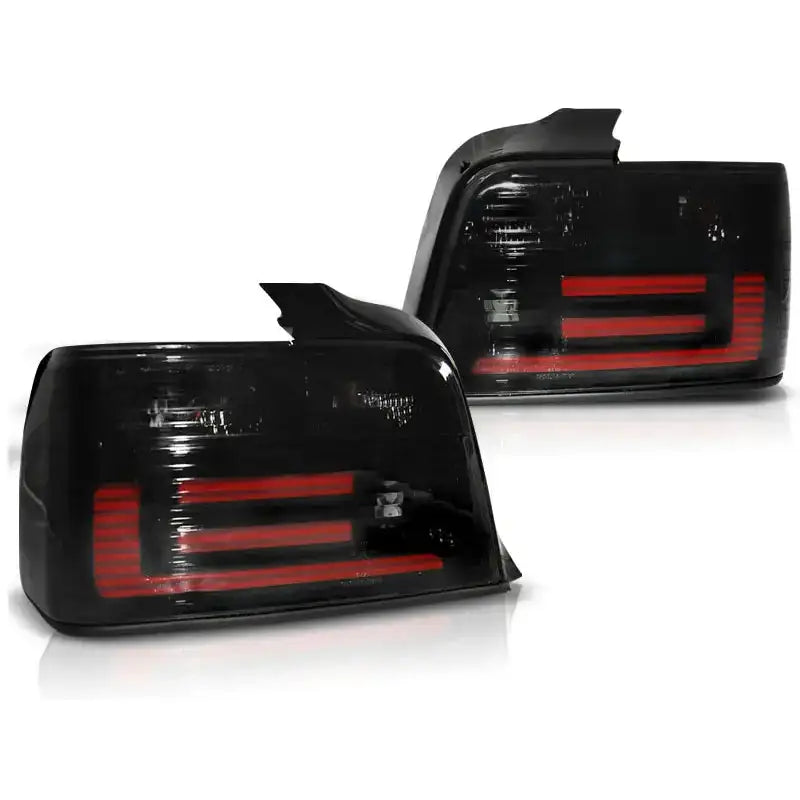 Baklykt Bmw E36 sedan smoke bar LED med røde horisontale striper, skrå vinkel mot hvit bakgrunn.