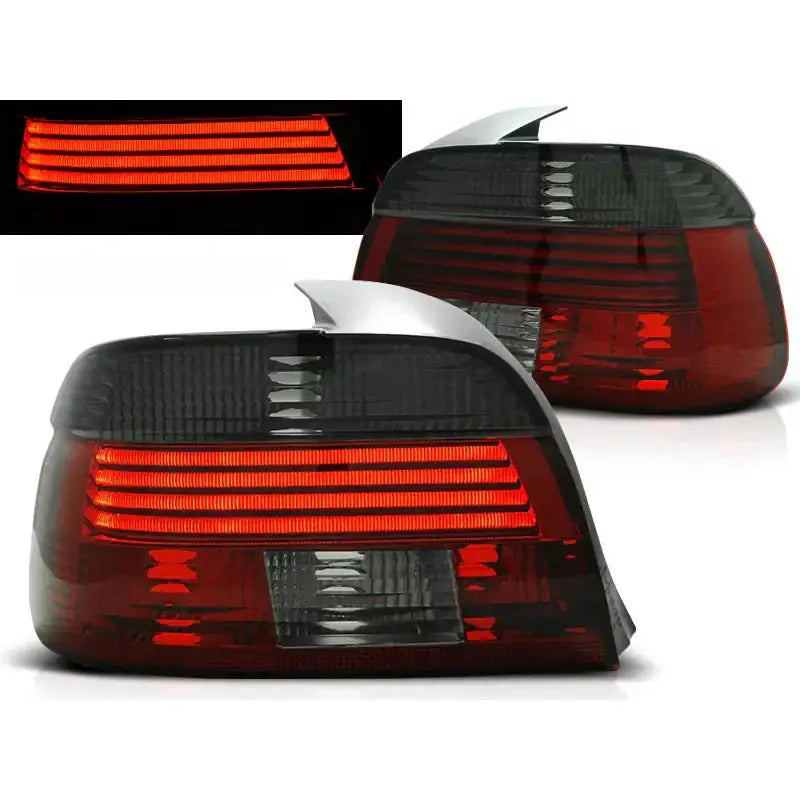Baklykter Bmw E39 Red Smoke sett skrått bakfra, én baklykt lyser rødt, detaljbilde av LED-striper.