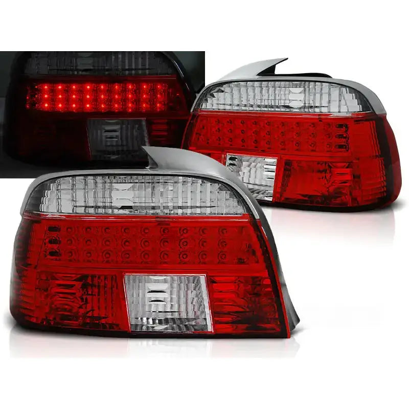 Baklykter Bmw E39 Red White LED med klart og rødt glass, sett skrått, LED-lys og reflektorer vises.