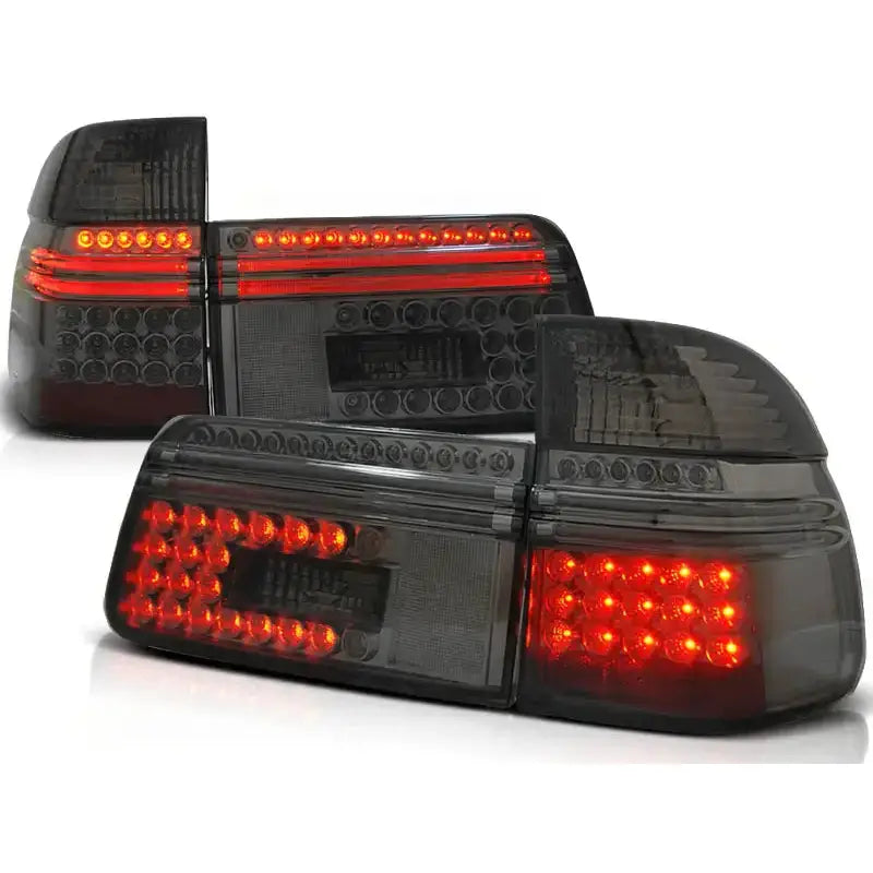 Baklykter BMW E39 Touring Smoke LED, sett fra skrå vinkel med røde lysdioder og runde detaljer.