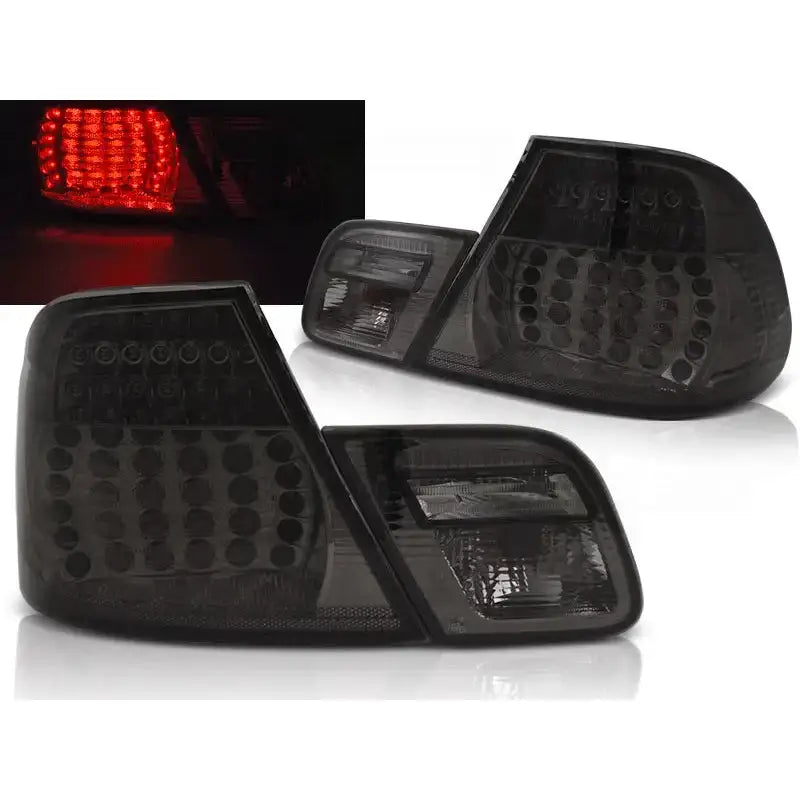 Baklykter Bmw E46 04.03-06 Coupe Smoke Led sett fra skrå vinkel med rød LED-lys i mørket.