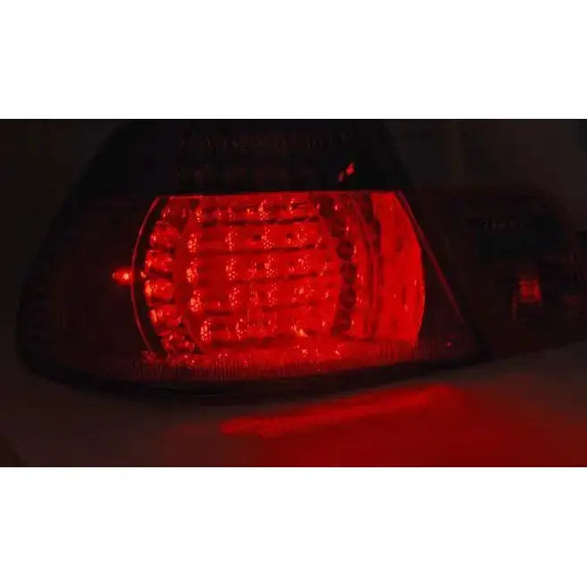 Baklys Bmw E46 Coupe med røde LED-dioder sett fra skrå vinkel, lys reflekteres mot underlaget.
