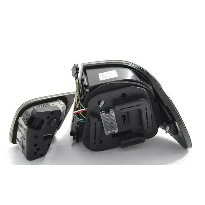 Baklamper BMW E46 Coupe LED smoke, bakside med synlige koblingspunkter og elektroniske komponenter.