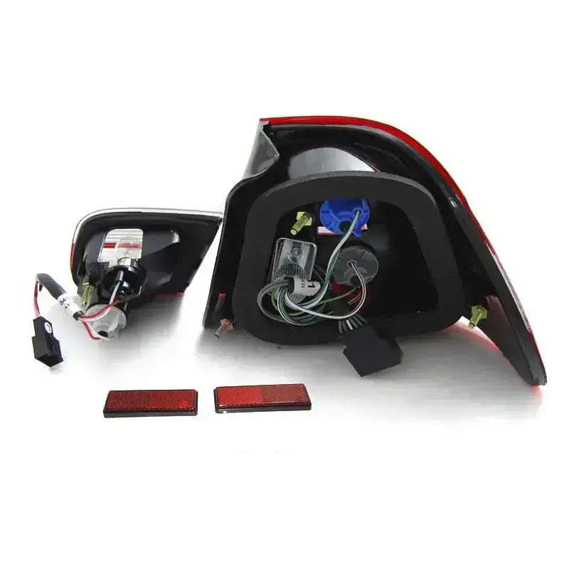 Baklykt BMW E46 Coupe Red Smoke bakside med ledninger, kontakter og røde reflekser på hvit bakgrunn.