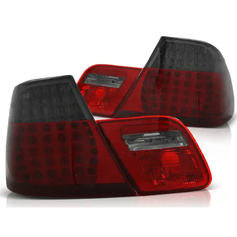 Baklykt Bmw E46 04.99-03.03 Coupe Red Smoke Led Depo med rød og sotet plast, sett fra skrå vinkel.