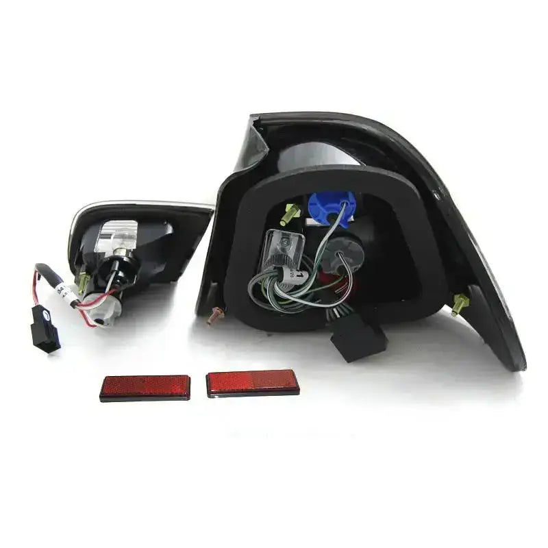 Baklykt Bmw E46 04.99-03.03 Coupe Smoke sett bakfra med ledninger, pærer og røde refleksbrikker.