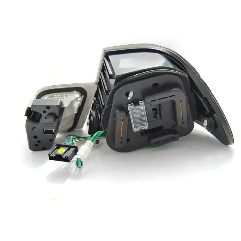 Baklamper Bmw E46 Coupe Smoke LED sett bakfra med synlige ledninger, kontakter og festeanordninger.