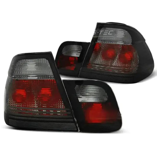 Baklykter Bmw E46 05.98-08.01 i sort og rød plast med klare detaljer, vist fra skrå vinkel.