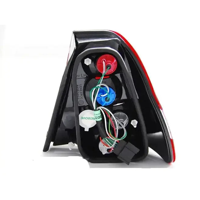 Baklykt Bmw E46 Compact bakside med synlige ledninger og koblinger i rødt, blått og hvitt.