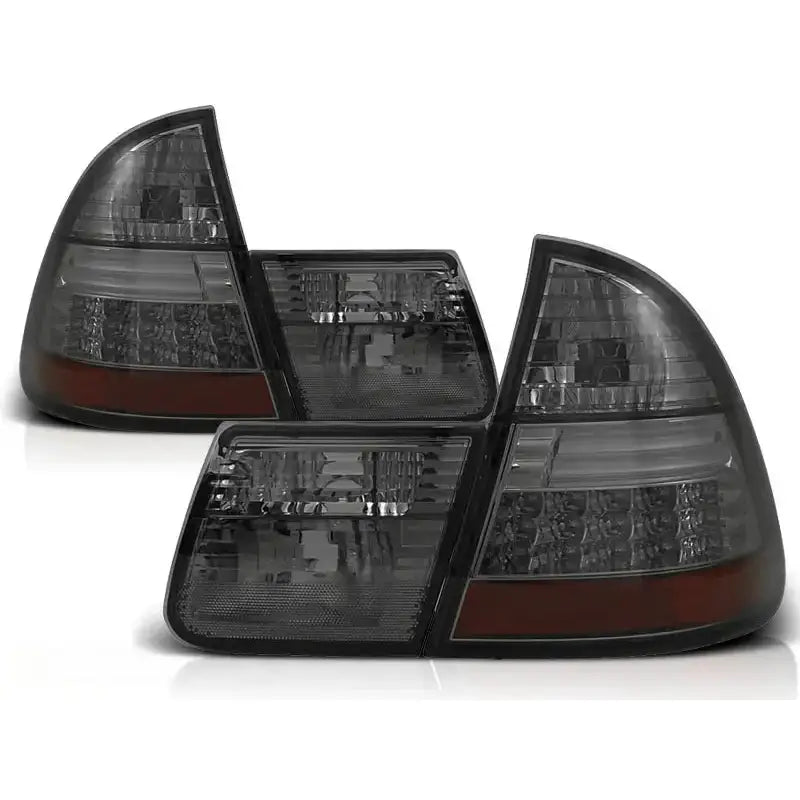 Baklykt Bmw E46 Touring 99-05 i sotet plast med rød stripe, sett fra skrå forside på hvit bakgrunn.