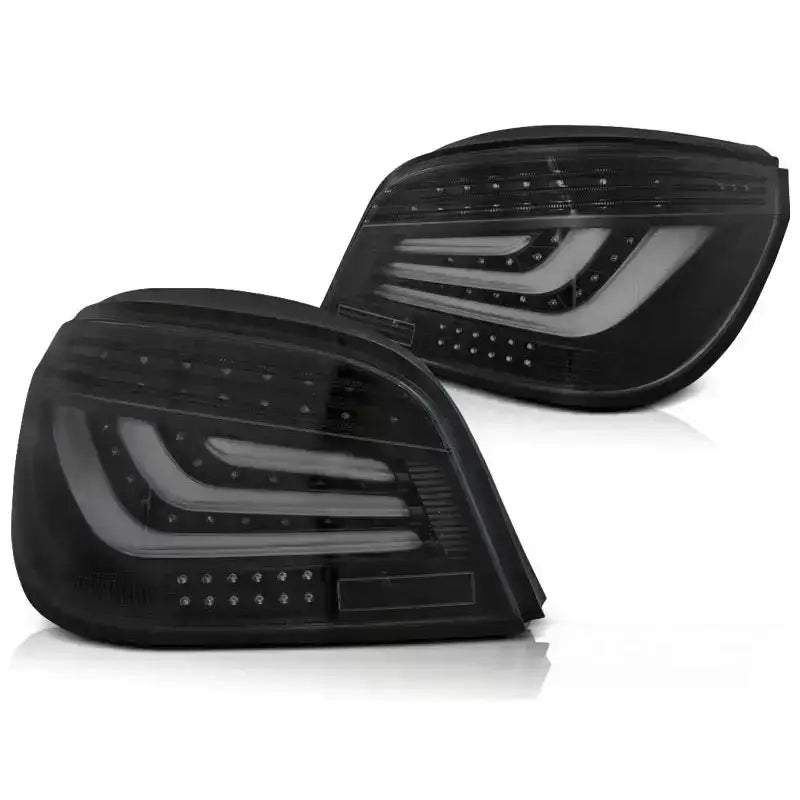 Baklykt Bmw E60 Black Led Bar med sorte LED-striper og prikkede lyselementer, skrå visning.