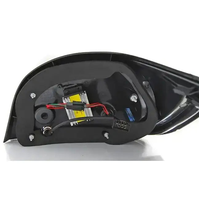Baklykter Bmw E60 Black Led Bar sett bakfra med synlige ledninger og elektroniske komponenter.