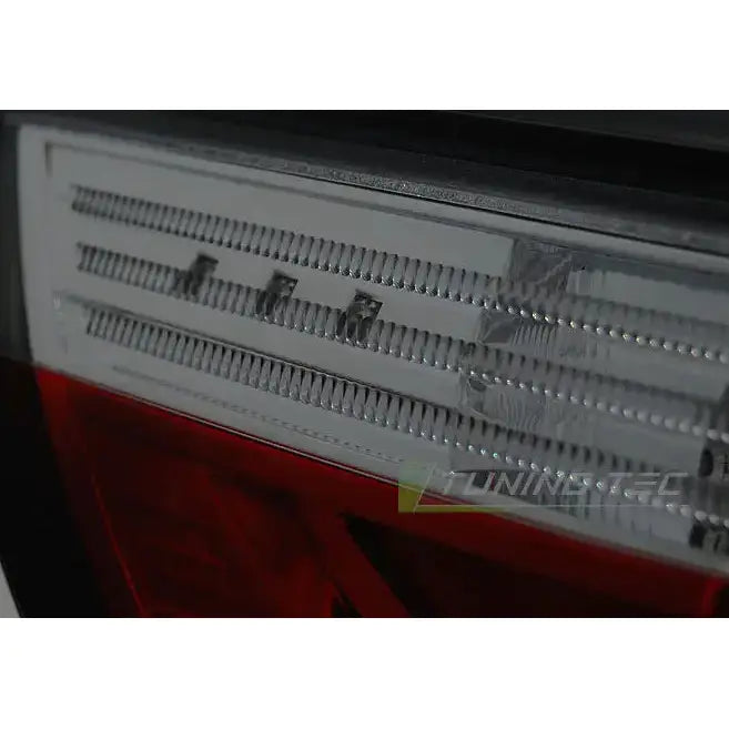 Baklykt Bmw E60 Red Smoke LED Bar nærbilde med detaljerte linjer og reflektorer i rød plast.